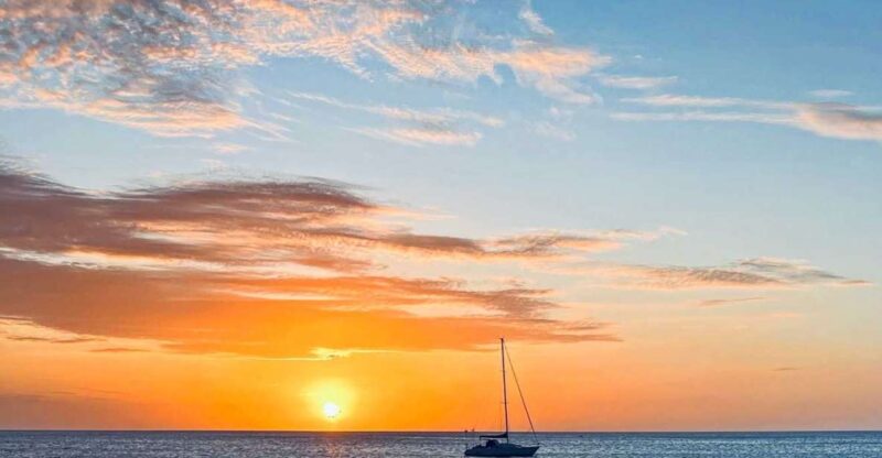 Oahu: Sunset sailing in small intimate groups - Key Points