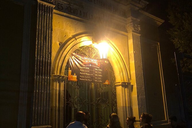 Oaxaca city bike ride - History & traditions - Tasting Traditional Nieves in Parque Juarez El Llano