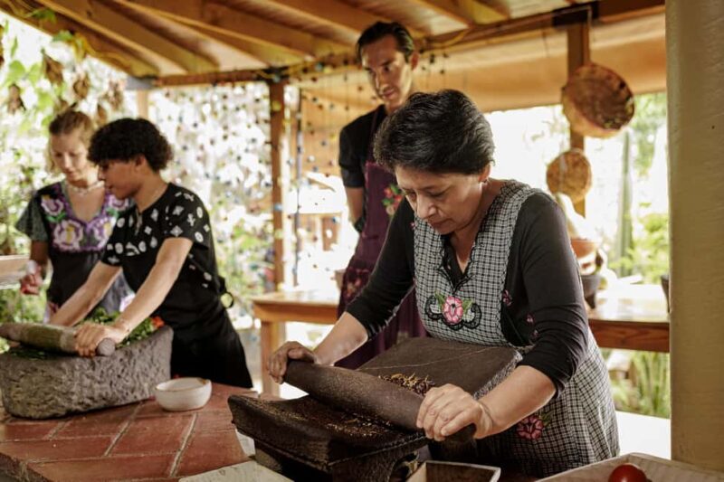 Oaxaca de Juarez: Traditional Oaxacan Cooking Class - Cooking Oaxacan Mole with a Traditional Metate