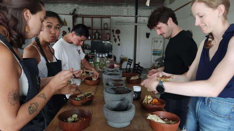 Oaxaca: Oaxacan Mole Workshop with a Traditional Cook - The Market Tour: Gathering Fresh, Local Ingredients