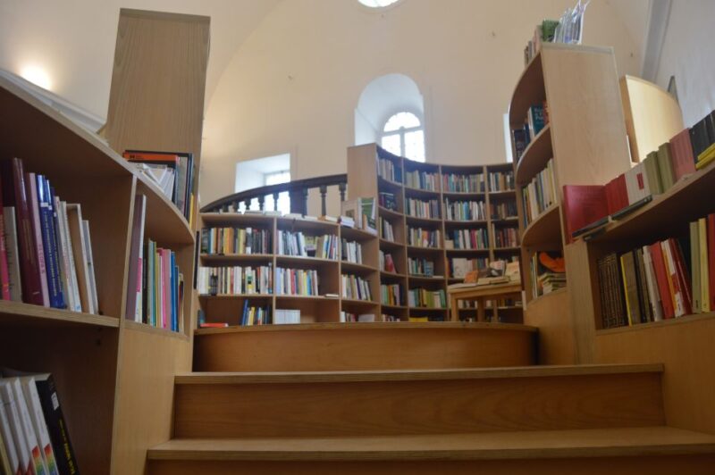 Óbidos: Medieval Tales & Secrets Spots Guided Walking Tour - Visiting Two Gorgeous Bookstores