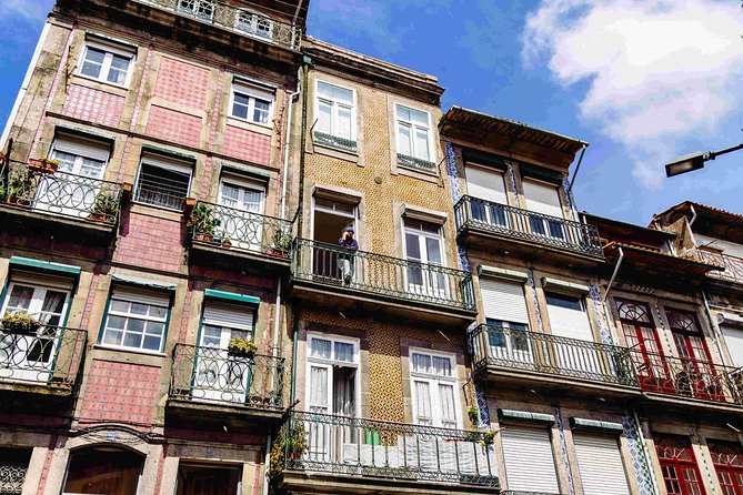 Off the Beaten Track in Lisbon: Lapa Private Tour - Exploring Campo de Ourique Market: A Culinary Hub