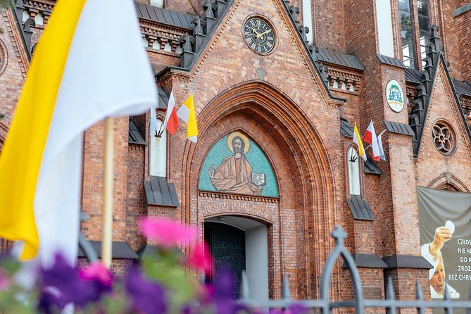 Off the Beaten Track in Warsaw: Private City Tour - Key Points