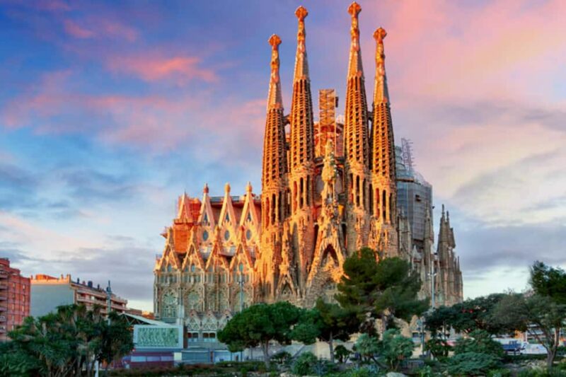 Official Sagrada Familia Guided Tour with Tower Access - Key Points