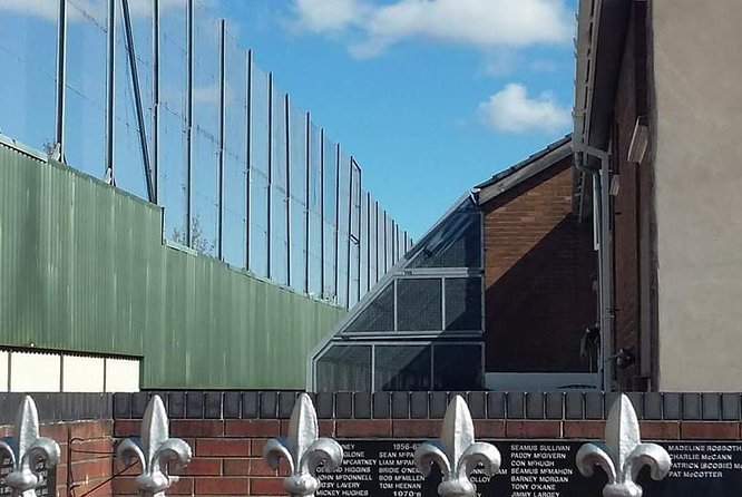 Official World Famous Belfast Black Taxi Tour - Loyalist Memorial Gardens and Murals of Armed Paramilitaries