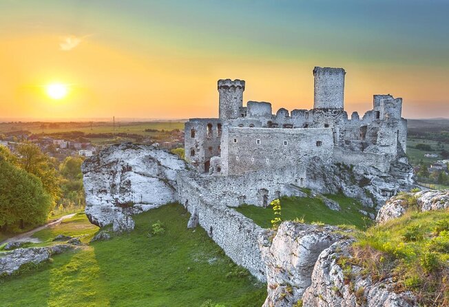Ogrodzieniec Castle & Ojcow National Park Tour - Experience the Majesty of Ogrodzieniec Castle and the Scenic Charm of Ojcow National Park