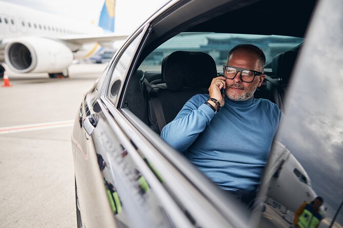 O'Hare Airport Transfer to Chicago, Sedan, Curbside - Top Rated - Flexibility with Flight Delays and Stops