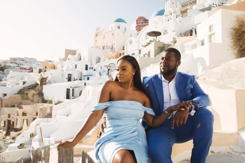 Oia: 30' photo session for couples or solo travelers - Capture the Charm of Oia with a Private Photoshoot