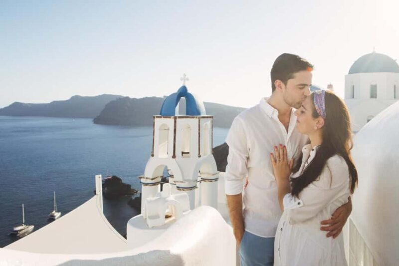 Oia: 30' photo session for couples or solo travelers - No Accessibility for Wheelchair Users
