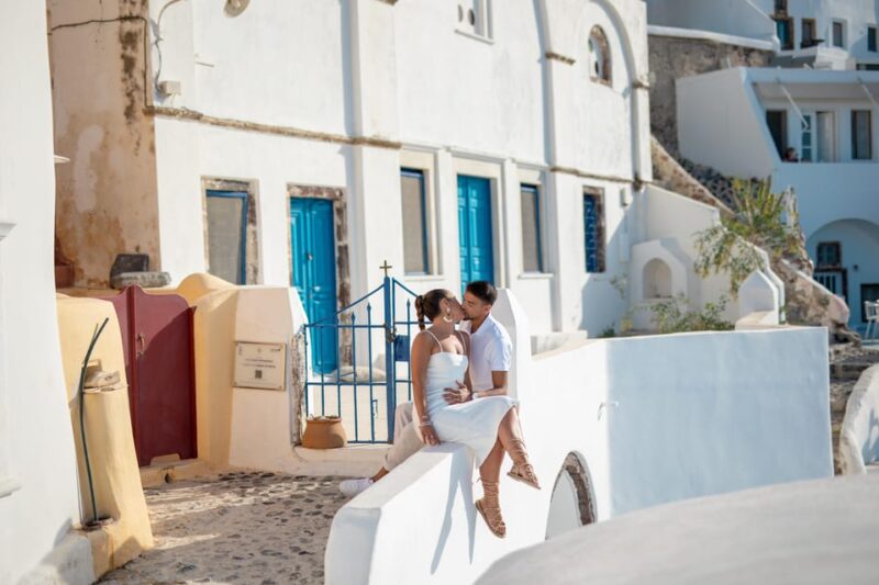 Oia: Couple photoshoot with 30 edited Photos - From the Meeting Point to the Best Photo Spots in Oia