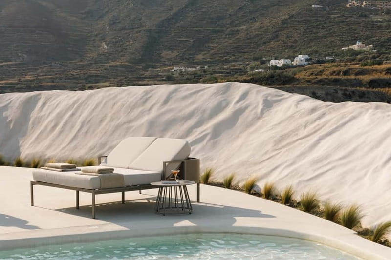 Oia: Retreat Infinity Pool Ticket with Sea and Sunset Views - What Sets This Experience Apart: Views and Luxury Amenities in Oia