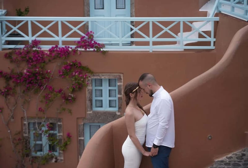 Oía: Santorini Professional Photoshoot with Edited Photos - How Shaqayeq Guides You to Photogenic Spots in Oia