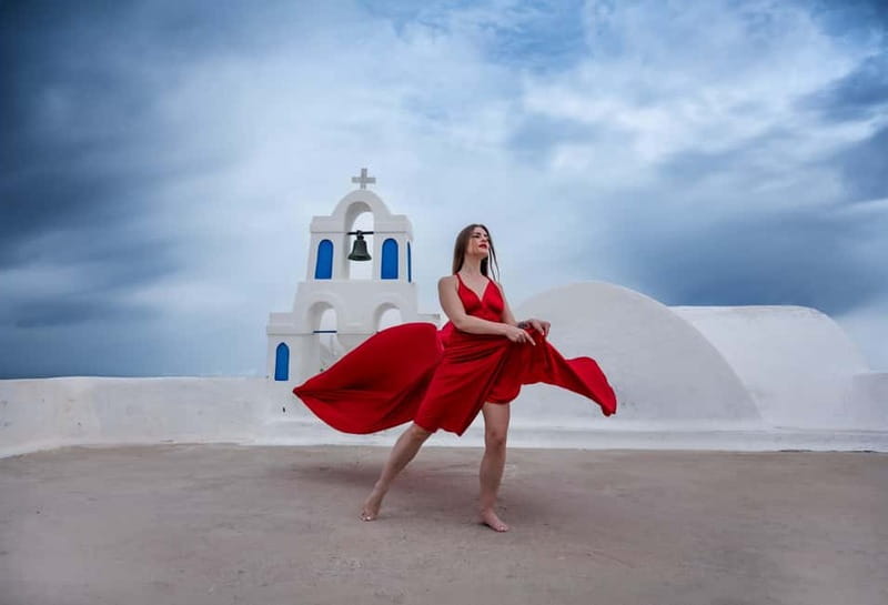 Oía: Santorini Professional Photoshoot with Edited Photos - The Photographer’s Approach to Posing and Comfort
