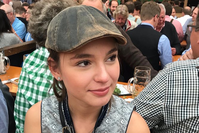 Oktoberfest Tour with table reservation and unlimited beer - Party Atmosphere and Duration of Reserved Seating