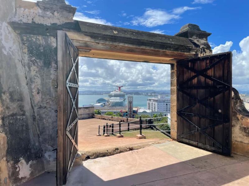 Old San Juan: San Cristobal Castle and Old Town Walking Tour - Strolling Through Old Town’s Colorful Streets and Architectural Landmarks