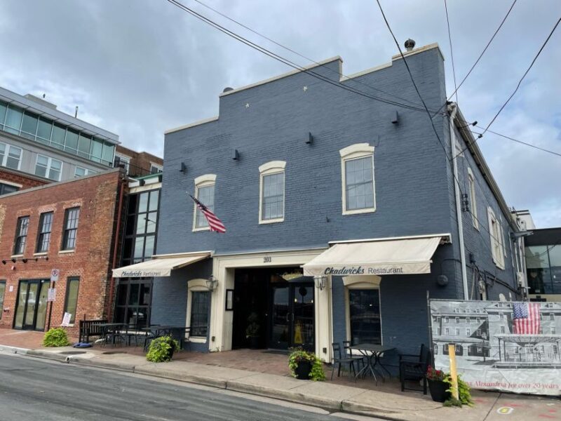 Old Town Alexandria: Southern Comfort Food & History Tour - Guide Expertise and Guest Experience