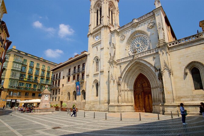Old Town Bilbao Tour in small group - Visiting Santiago Cathedral and Fuente del Perro