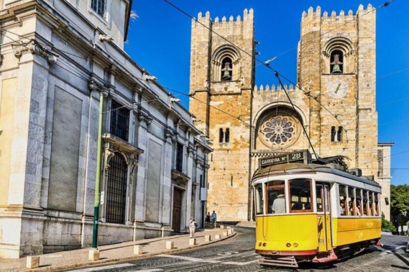 Old town of Lisbon on board of a tuk tuk- 1hour - Key Points
