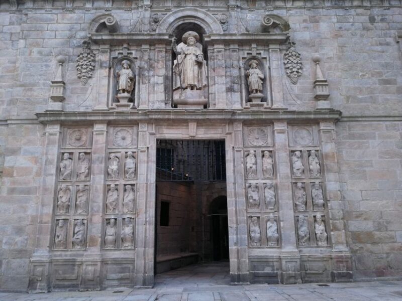 Old town walking tour in a small group - The Value of a Short but Rich Tour in Santiago