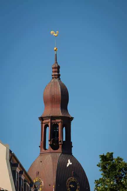 Old Town Walking Tour with Latvian Wine and Cheese Tasting - Latvian Wine and Cheese Tasting at a Cozy Wine Bar