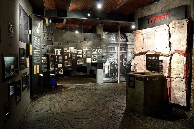 Old Town with Royal Castle + Warsaw Uprising Museum: SMALL GROUP /inc. Pick-up/ - Key Points