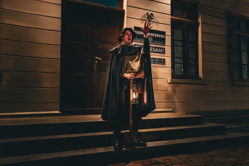 Oldenburg: "Executioners, witches & scoundrels" (crime thriller tour) - The Live Acting and Costumed Gravedigger Performance