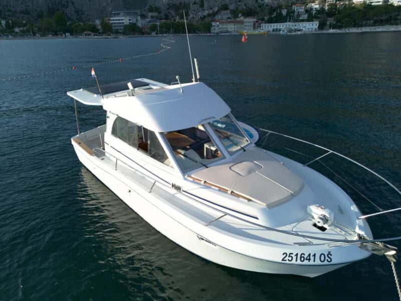 Omi: Bra Island Private Boat Tour with Lunch & Drinks - Key Points