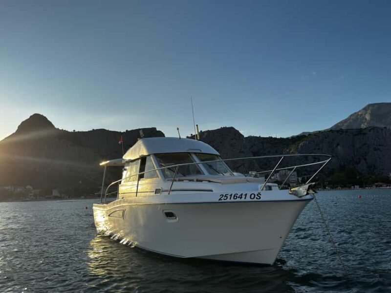 Omi: Bra Island Private Boat Tour with Lunch & Drinks - Dining Onboard: Fish or Meat Lunch Options