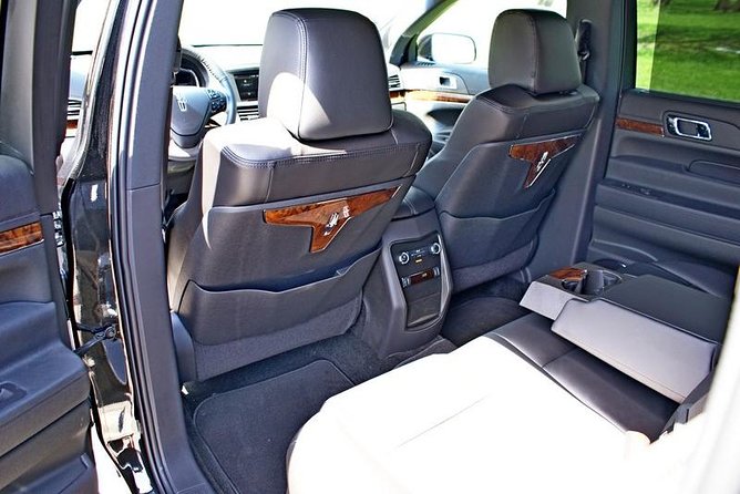 One-Way Private Curbside Midway Airport Transfer - Luxury Vehicles with a Focus on Comfort and Privacy
