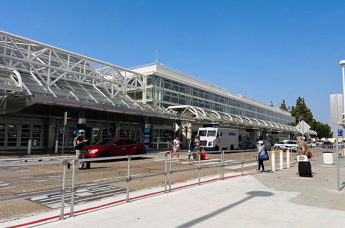 ONT Airport Pick up and Drop from to Hotels inside Ontario area - Who Should Choose This Airport Transfer?