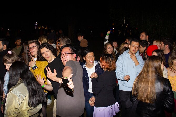 Original Paris Pub Crawl - The Role of the Guides and Group Dynamics