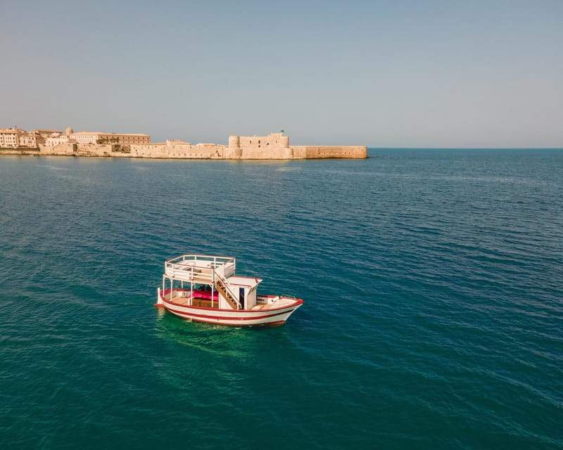 Ortigia: Tour al tramonto con bevande incluse - Drinking and Relaxing on the Boat: Beverages Included