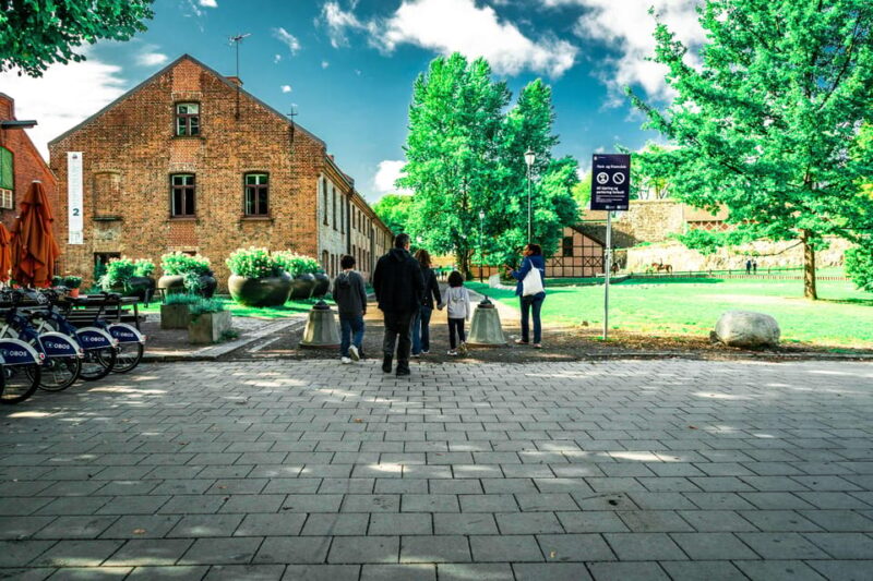 Oslo: 3-hour Highlights & Vigeland Park Private Walking Tour - Discovering the Significance of Akershus Fortress