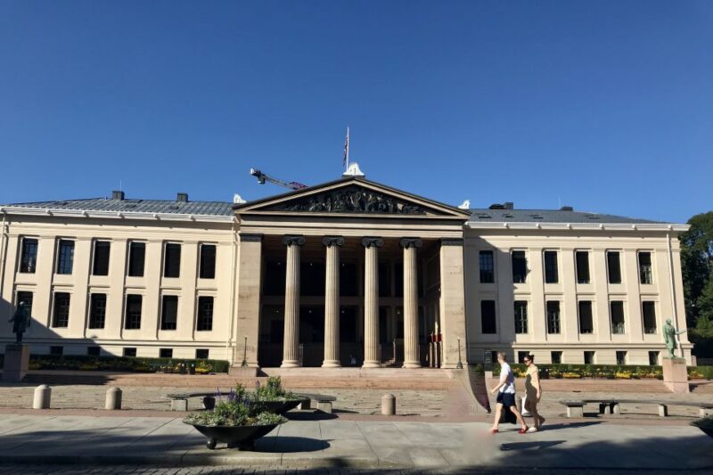 Oslo: City Walking Tour - A Quick Photo Stop at the Norwegian Parliament