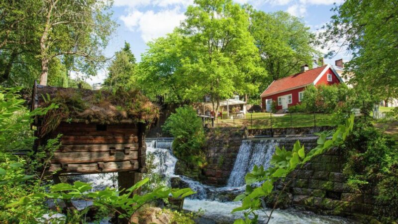 Oslo: Norwegian Food Tour & Hidden Gems City Walk - Café Stop for Norwegian Waffles and Brown Cheese