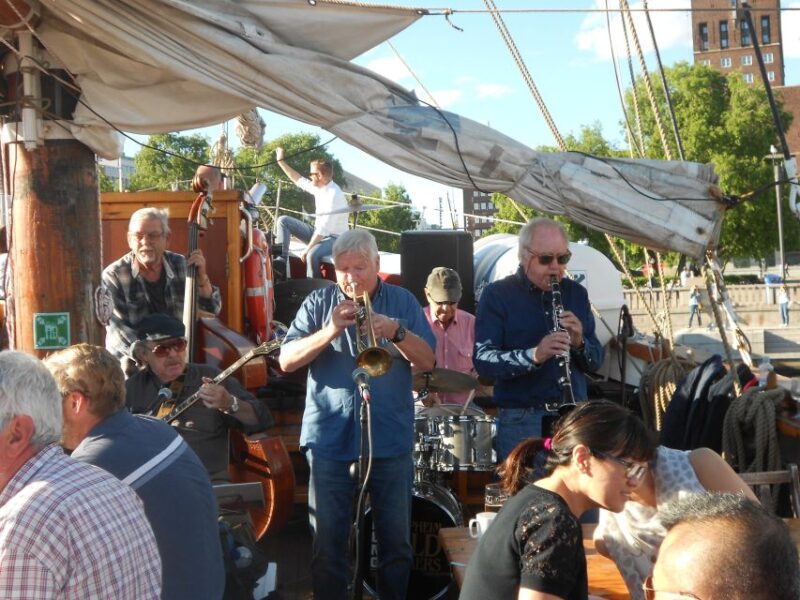 Oslo: Oslo Fjord Cruise with Live Jazz Music & Shrimp Buffet - The Classic Wooden Sailing Ship: Authentic Norwegian Craftsmanship