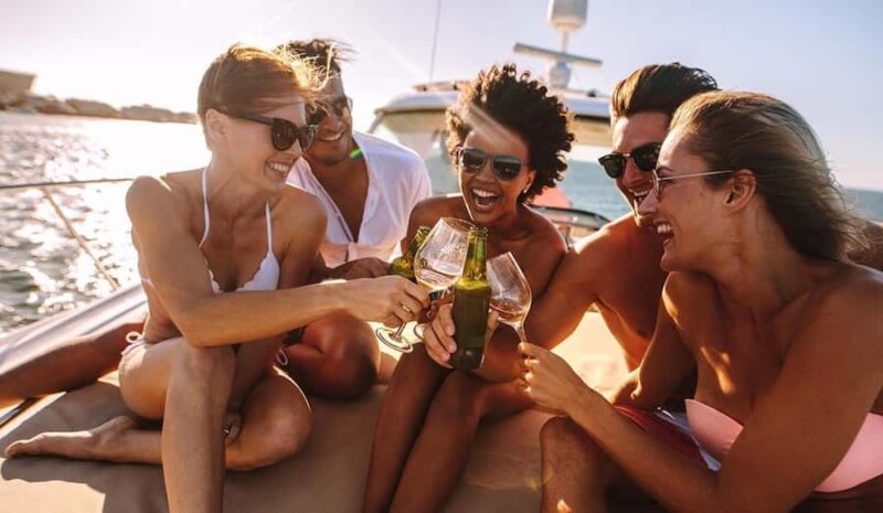 Ottawa: Downtown Yacht Cruise - Thur-Sun - 6 PM to 7 PM - The Route: Passing Ottawa’s Iconic Landmarks