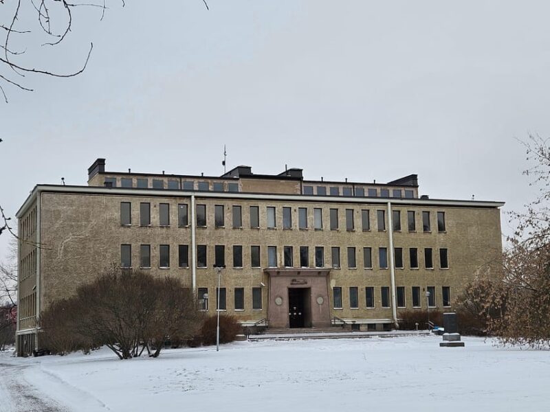 Oulu: City Tour - Walking along the Oulu River to Ainola Nature Park