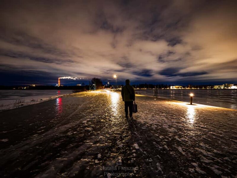 Oulu: Guided Night Walking Tour with Northern Lights Hunting - Logistics and Meeting Details