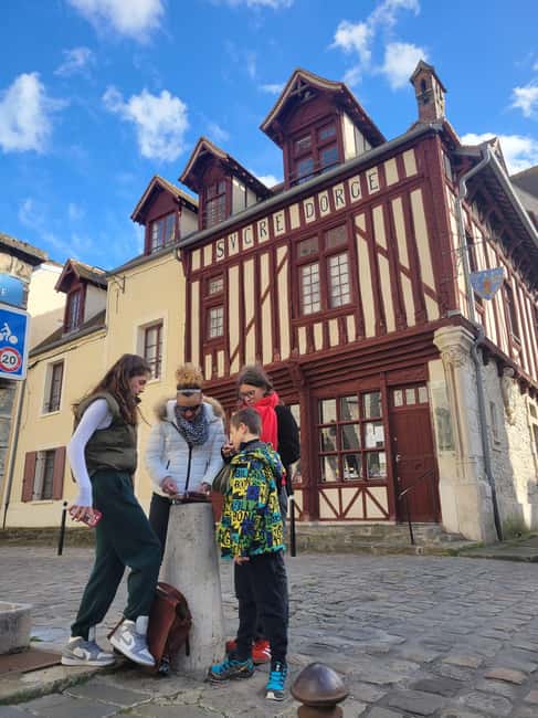 Outdoor Escape Game - Les Sucreries Royales - Starting Point in Moret-sur-Loing: The Meeting with the Game Master