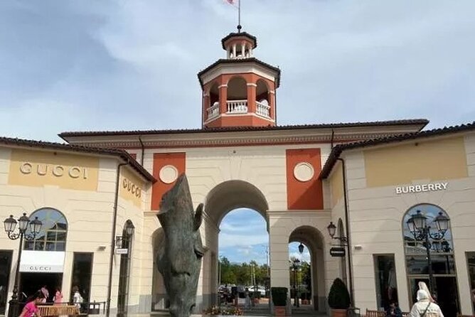 Outlet Serravalle o FoxTown Con Autista Privato Da Milano - Discover a Private Shopping Day at Serravalle or FoxTown from Milan