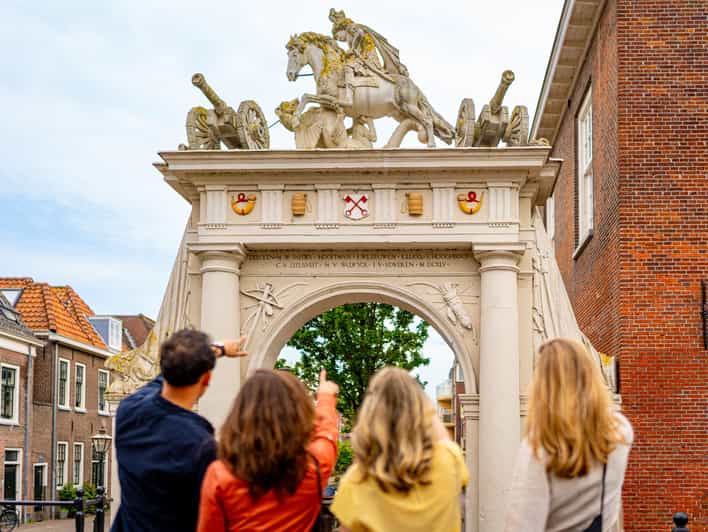 Outside Escape Amsterdam with your friend(s) and have fun! - Exploring the City Center: Famous Sights and Hidden Corners