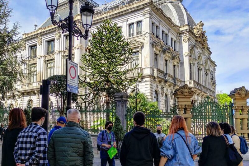 Oviedo: Tour de la Revolución de 1934 - Oviedo’s Historic Meeting Point at Plaza del Fontán