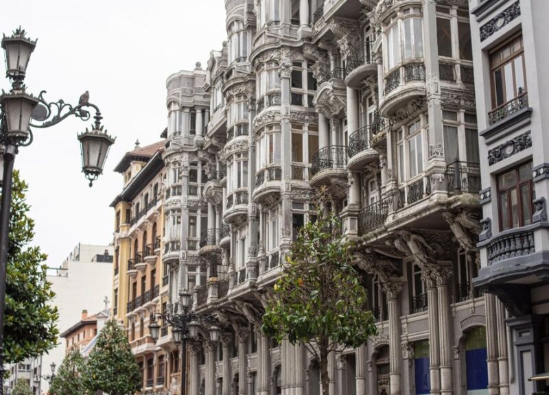 Oviedo : Walking tour of the Historic Center - Visiting the Plaza de la Constitución and San Isidoro El Real