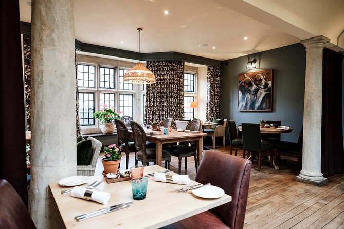 Oxford and Cotswolds Tour with Country Pub Lunch from London - Enjoying a Traditional Country Pub Lunch