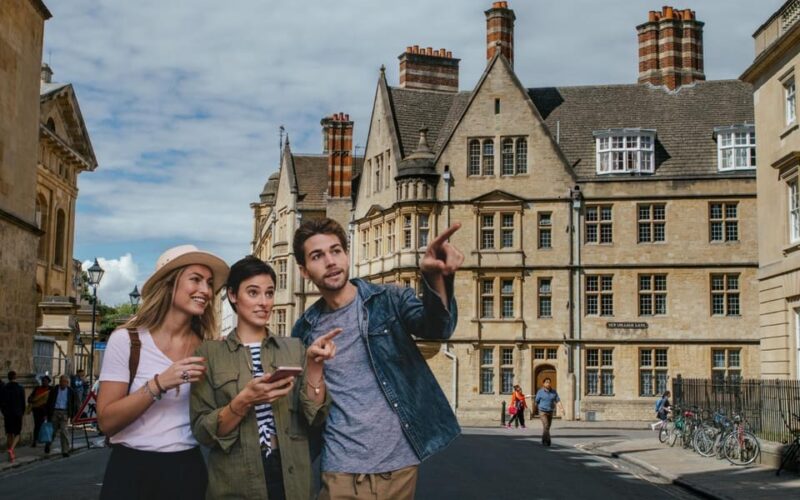 Oxford: City Tour & Exploration Game - Starting Point at the Town Hall in Oxfords Historic Center