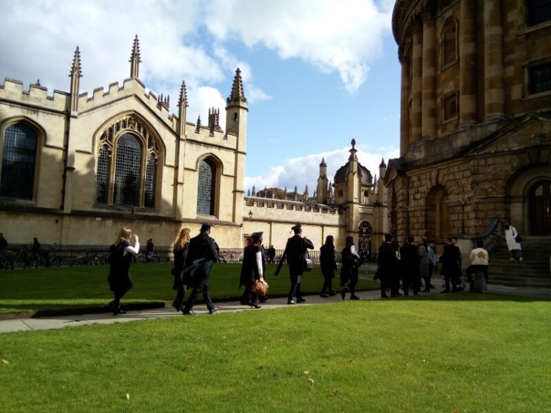 Oxford University: Guided Small Group Walking Tour - The Guides Role and Storytelling Style