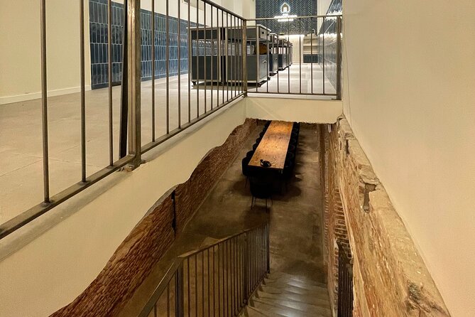 Paella Cooking Class in Madrid with Bottomless Wine Pairing - Practical Logistics: Meeting Point and Group Size