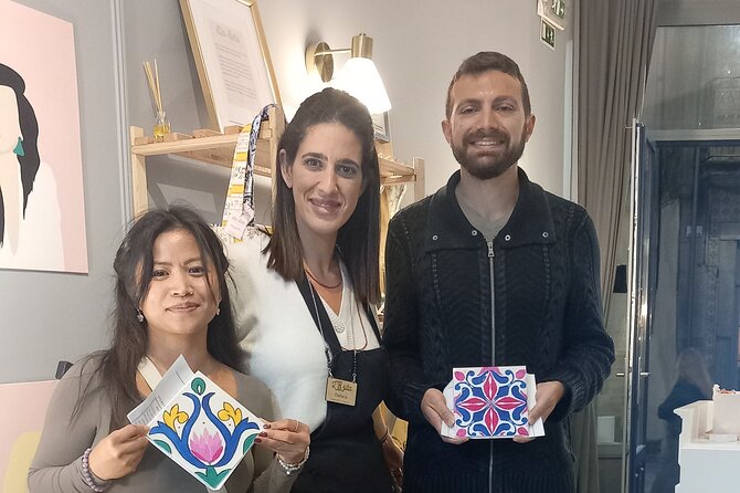 Painting of tiles & cocktails in Baixa do Porto - Cocktails and Socializing: A Casual, Fun Atmosphere