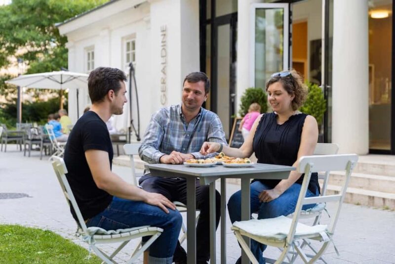 Palace District Evening Culinary, Wine, and History Walk - The Guide’s Expertise and Storytelling Style